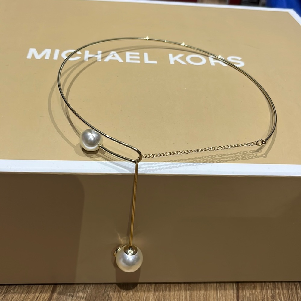 Pearl necklace with gold hardware